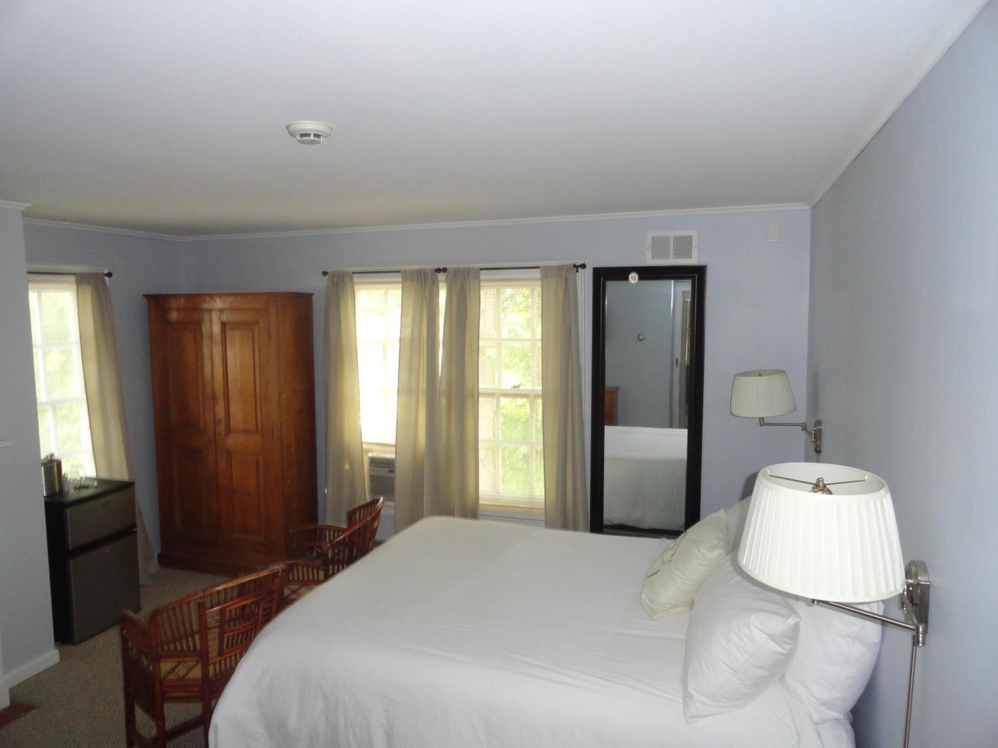The Bond 1786 Inn (Adults Only) Warrensburg Room photo