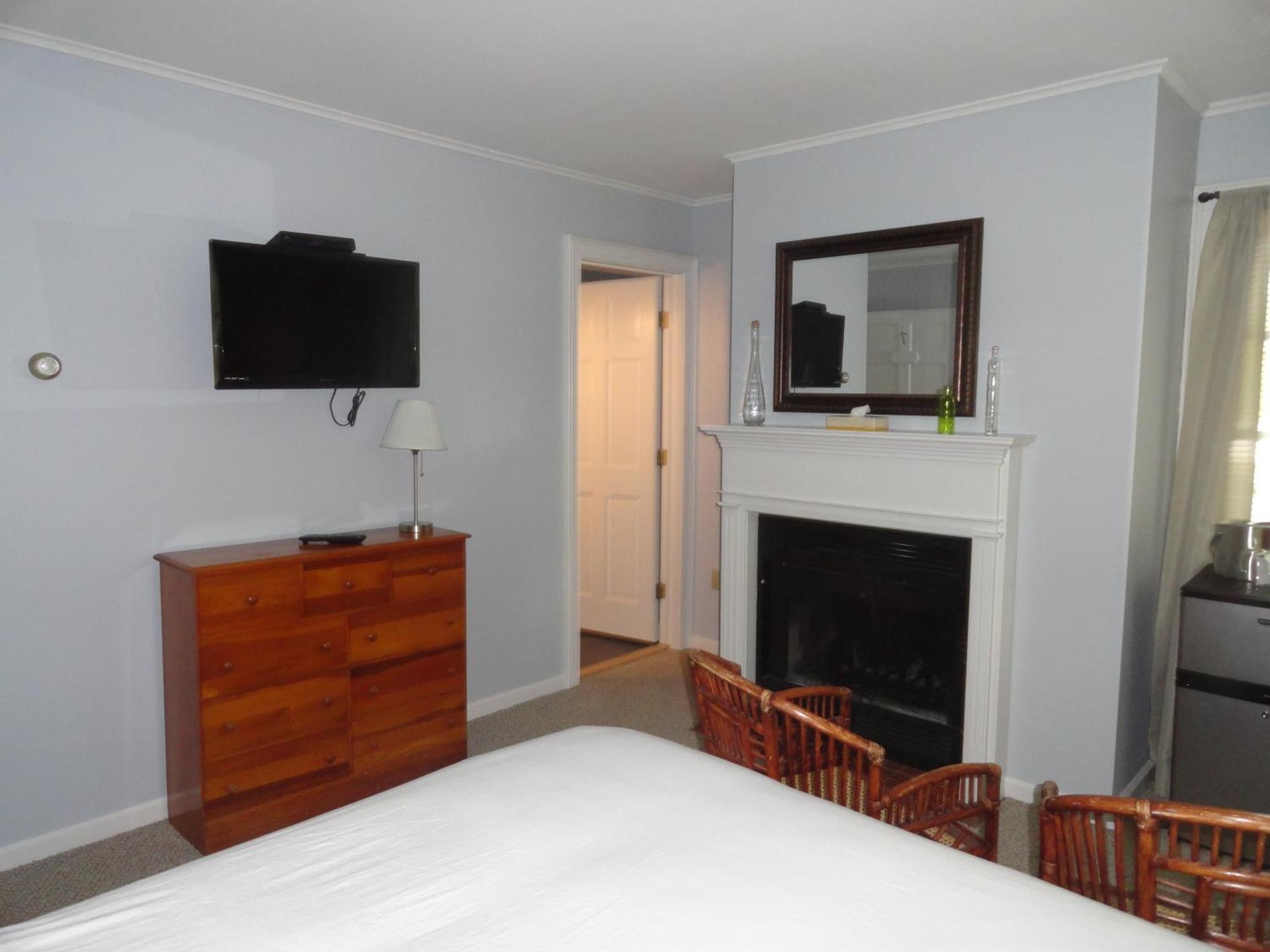 The Bond 1786 Inn (Adults Only) Warrensburg Room photo