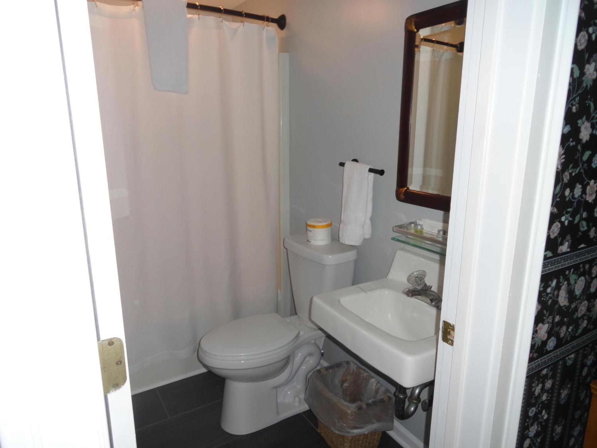 The Bond 1786 Inn (Adults Only) Warrensburg Room photo