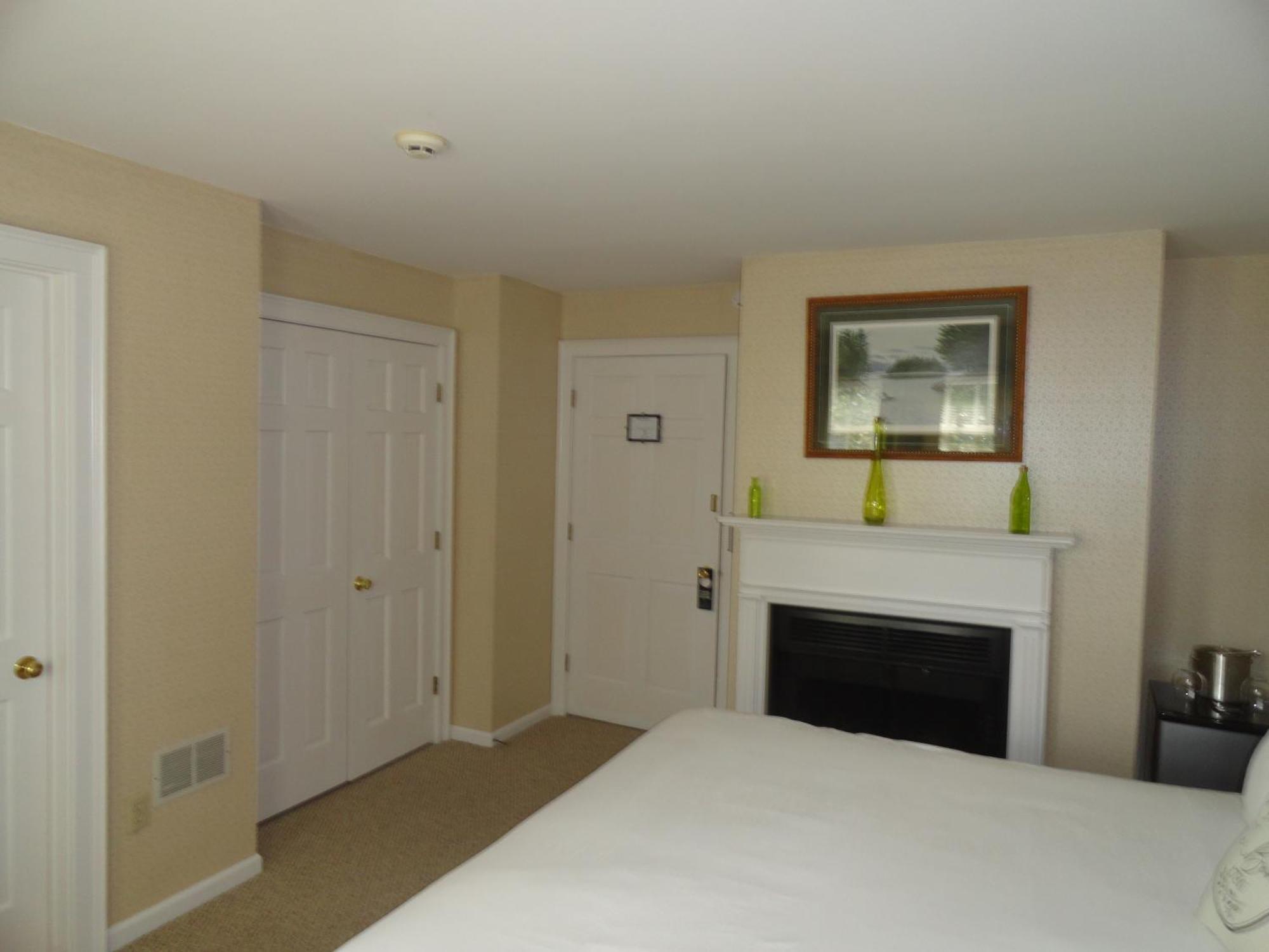 The Bond 1786 Inn (Adults Only) Warrensburg Room photo