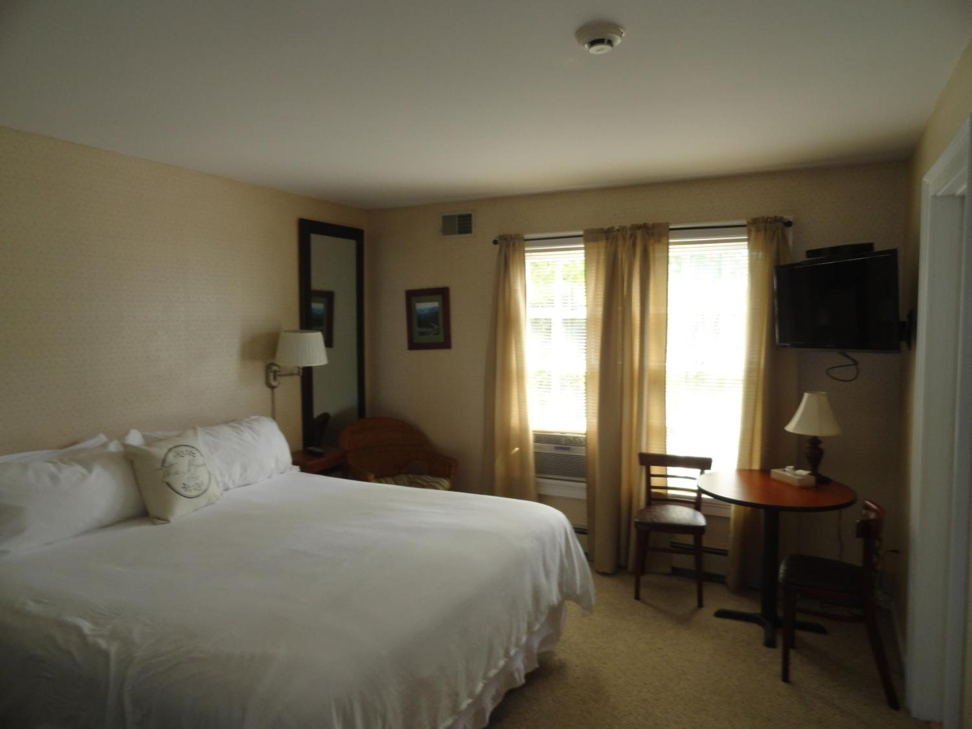 The Bond 1786 Inn (Adults Only) Warrensburg Room photo