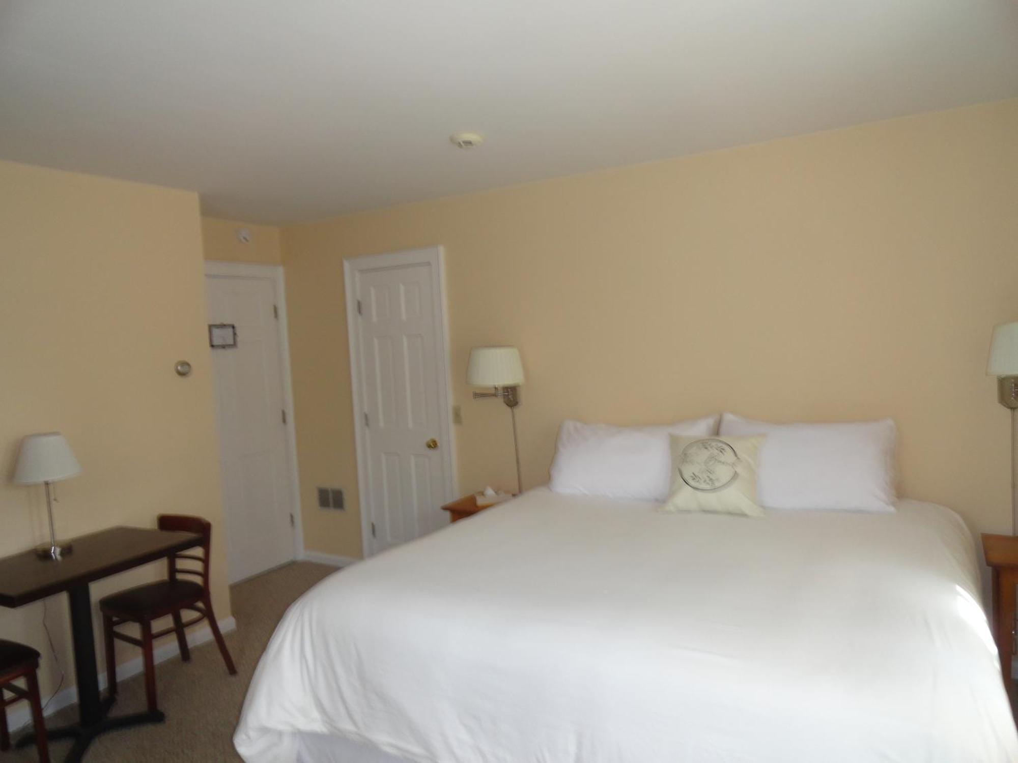 The Bond 1786 Inn (Adults Only) Warrensburg Room photo