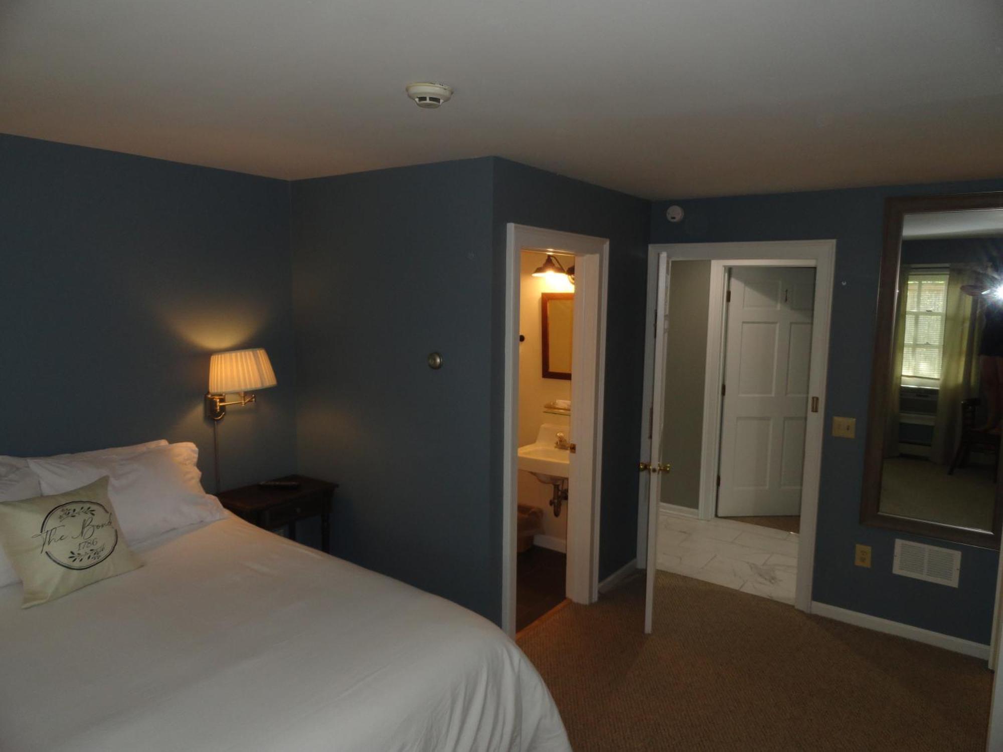 The Bond 1786 Inn (Adults Only) Warrensburg Room photo