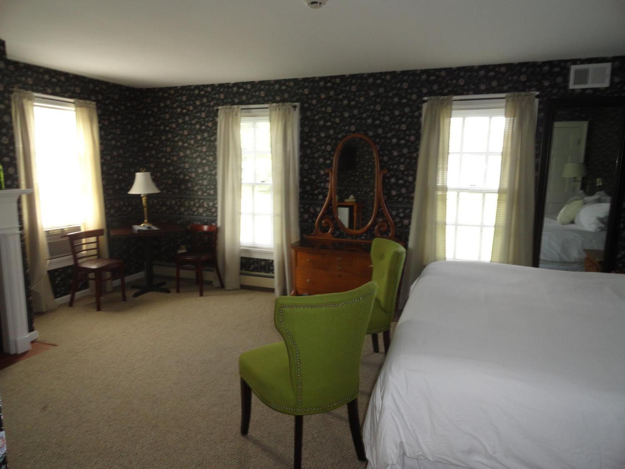 The Bond 1786 Inn (Adults Only) Warrensburg Room photo