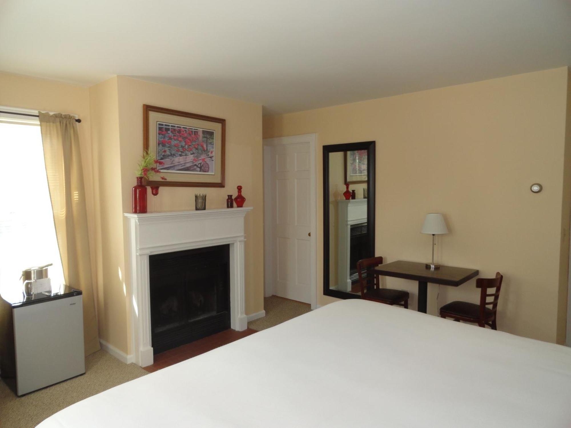 The Bond 1786 Inn (Adults Only) Warrensburg Room photo