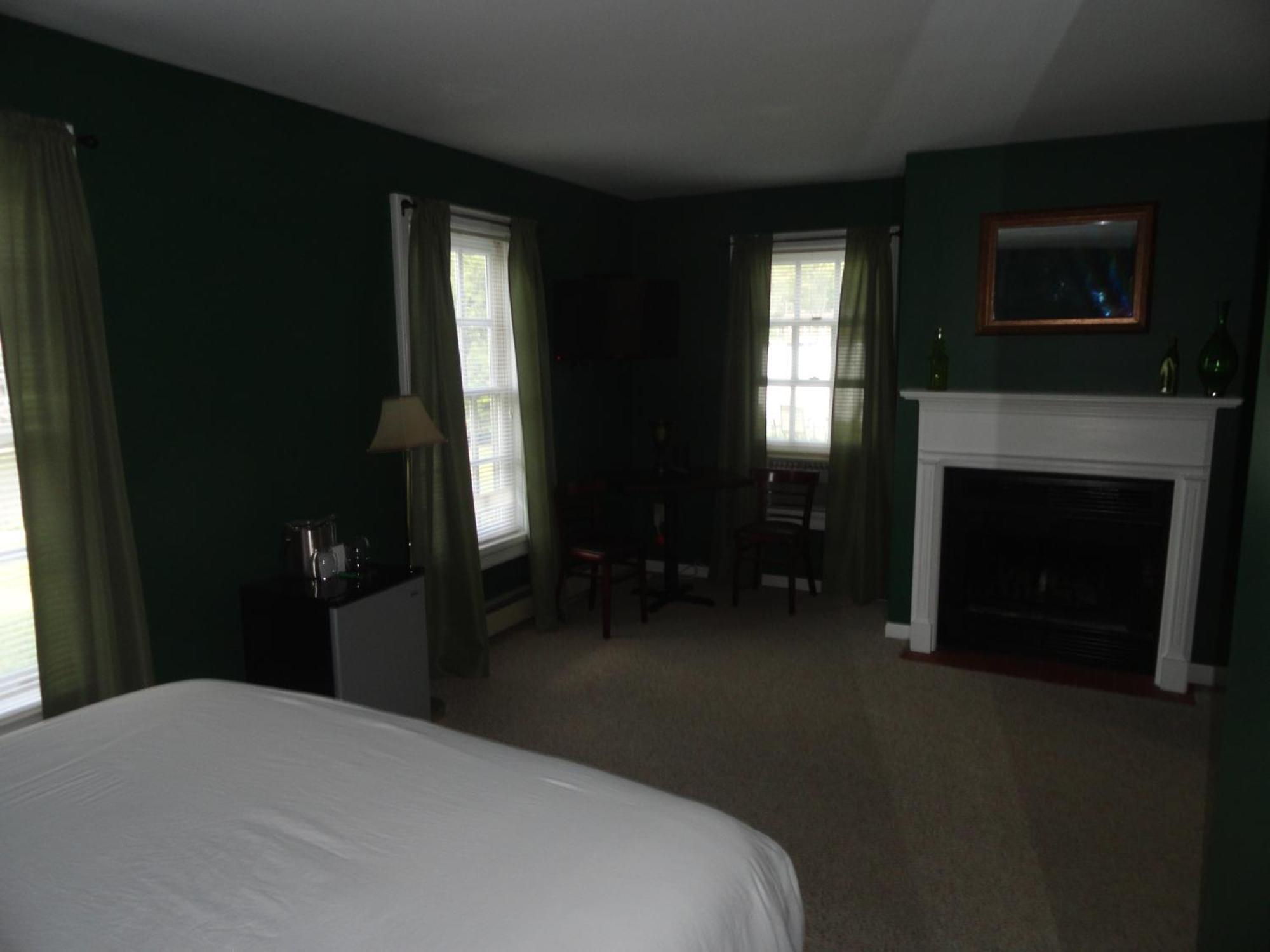 The Bond 1786 Inn (Adults Only) Warrensburg Room photo