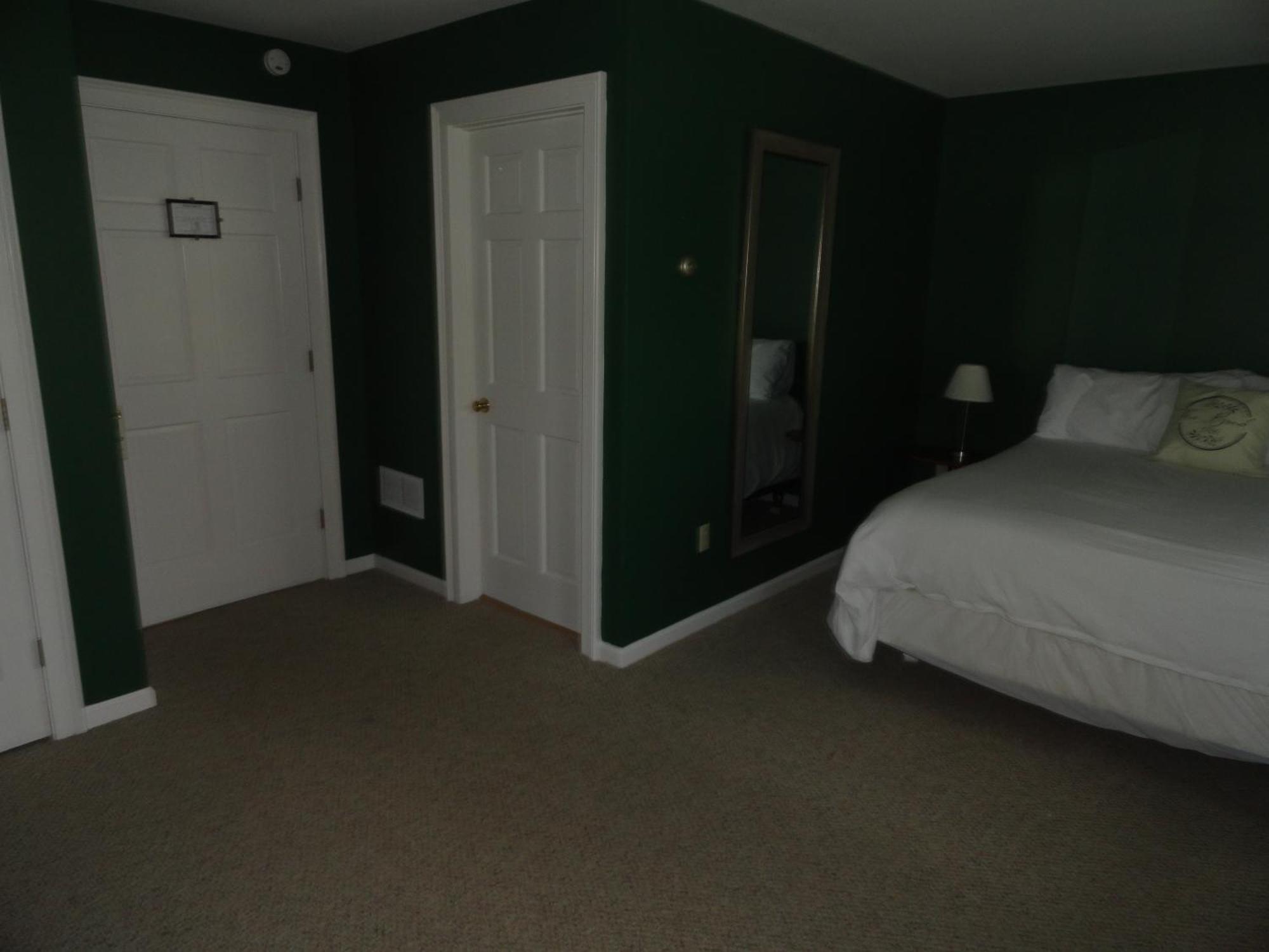 The Bond 1786 Inn (Adults Only) Warrensburg Room photo